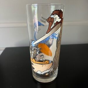 Vintage Pepsi 19776 Wylie Coyote and RoadRunner Collectors Glass Loonie Tunes